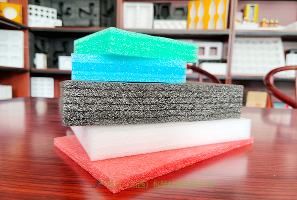 鄭州珍珠棉板材定做廠-珍珠棉源頭生產(chǎn)廠家專業(yè)生產(chǎn)黑色珍珠棉板材、白色珍珠棉板材、復(fù)合珍珠棉板材原廠直發(fā)貨